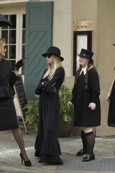 American Horror Story | 13ª Temporada Terá Retorno de “Coven” Foto promocional da terceira temporada de "American Horror Story", "Coven". Bruxas, todas de preto, seguem a líder/suprema interpretada por Jessica Lange, à esquerda, pelas calçadas de Nova Orleans.