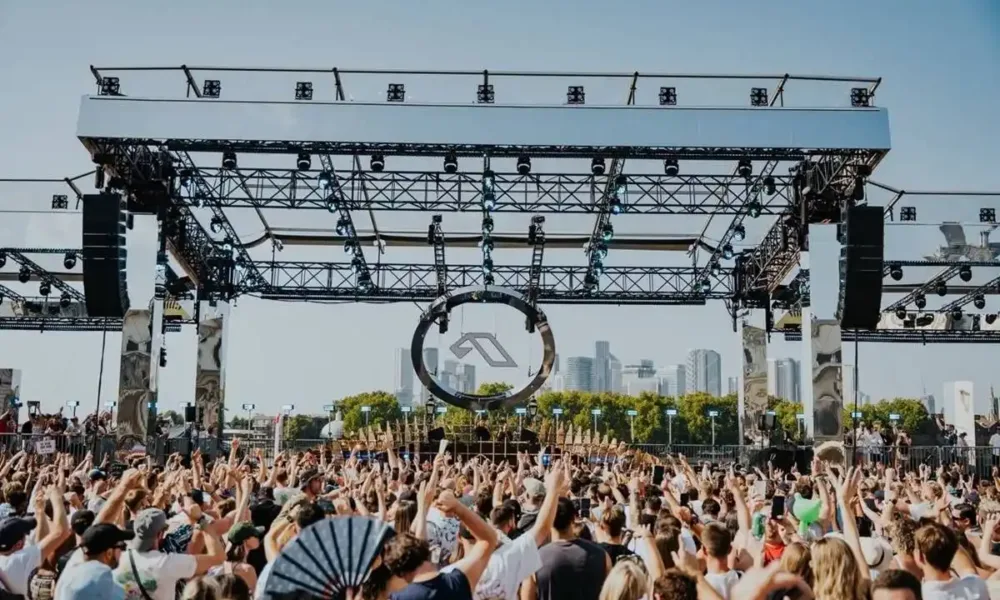 Anjunadeep Open Air festival. Visão do público em um dia de céu limpo.