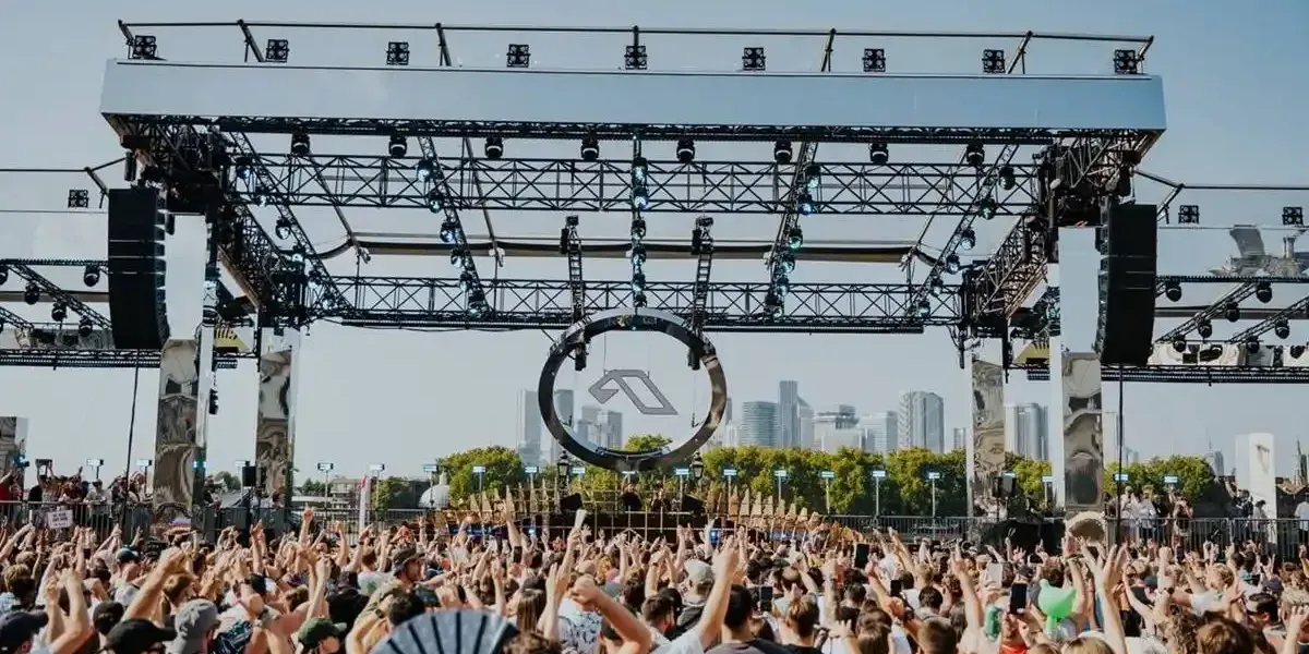 Anjunadeep Open Air festival. Visão do público em um dia de céu limpo.