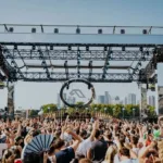 Anjunadeep Open Air festival. Visão do público em um dia de céu limpo.