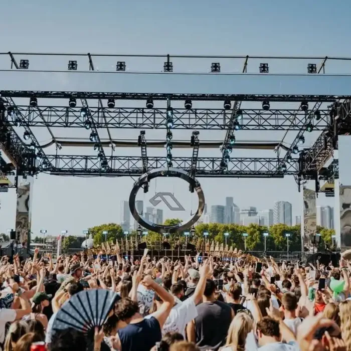 Anjunadeep Open Air festival. Visão do público em um dia de céu limpo.