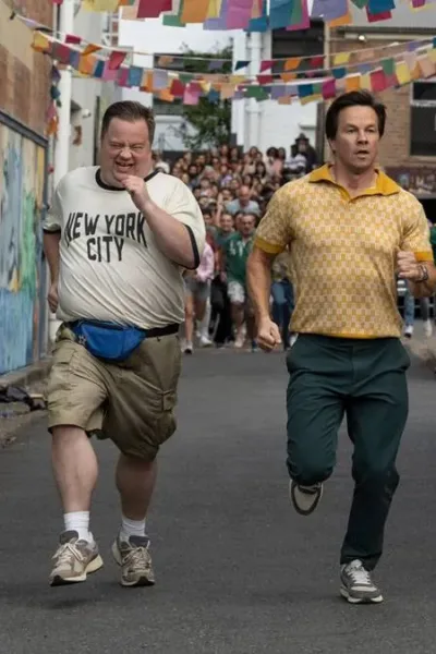 Protagonistas do filme "Balls Up" correndo em uma rua do Brasil durante a copa do mundo.