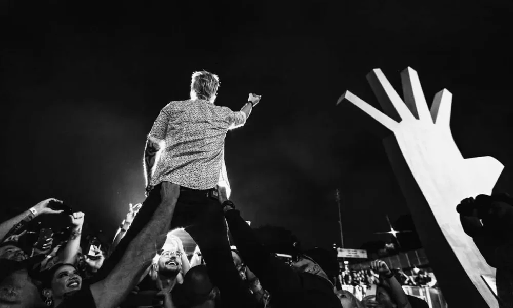 Vista da plateia com vocalista do Stone Temple Pilots em show no Bangers Open Air 2023. Foto em preto e branco.