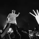 Vista da plateia com vocalista do Stone Temple Pilots em show no Bangers Open Air 2023. Foto em preto e branco.
