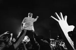 Vista da plateia com vocalista do Stone Temple Pilots em show no Bangers Open Air 2023. Foto em preto e branco.