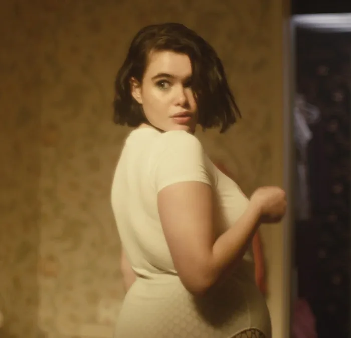 Barbie Ferreira é a protagonista de "Faces da Morte"