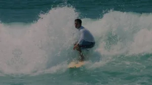 Guido Schäffer surfando no mar. Imagem do site oficial.