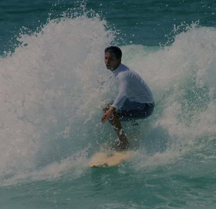 Guido Schäffer surfando no mar. Imagem do site oficial.