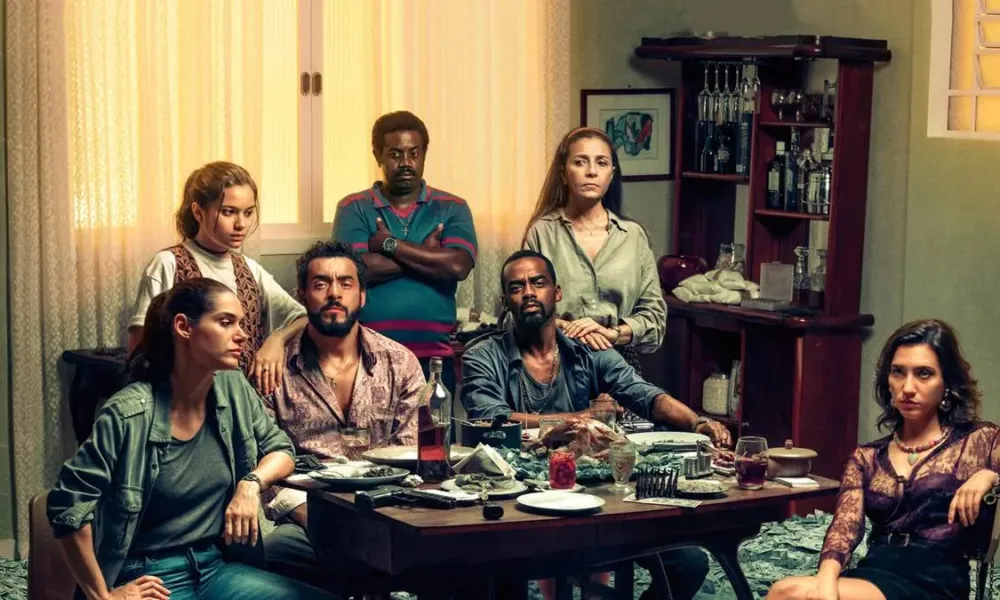 Personagens da série "Impuros", dos Disney+, reunidos em torno de mesa. Caracterização e ambientação de casa no estilo dos anos 90.