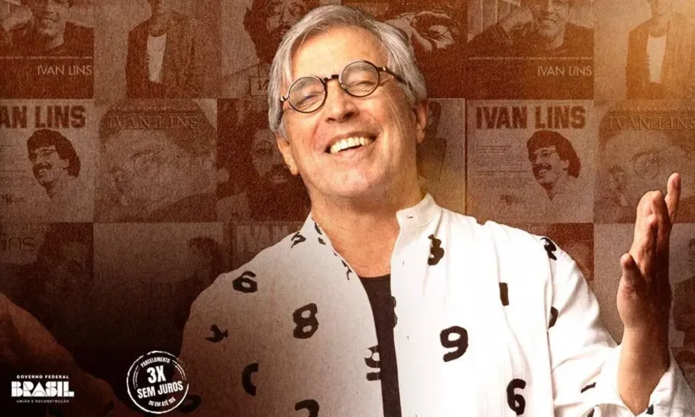 Cartaz horizontal com fotografias ao fundo da carreira de Ivans Lins, em sépia, e o cantor à frente, mãos para cima na altura do tronco, olhos fechados e um sorriso, celebrando a turnê de 80 anos.