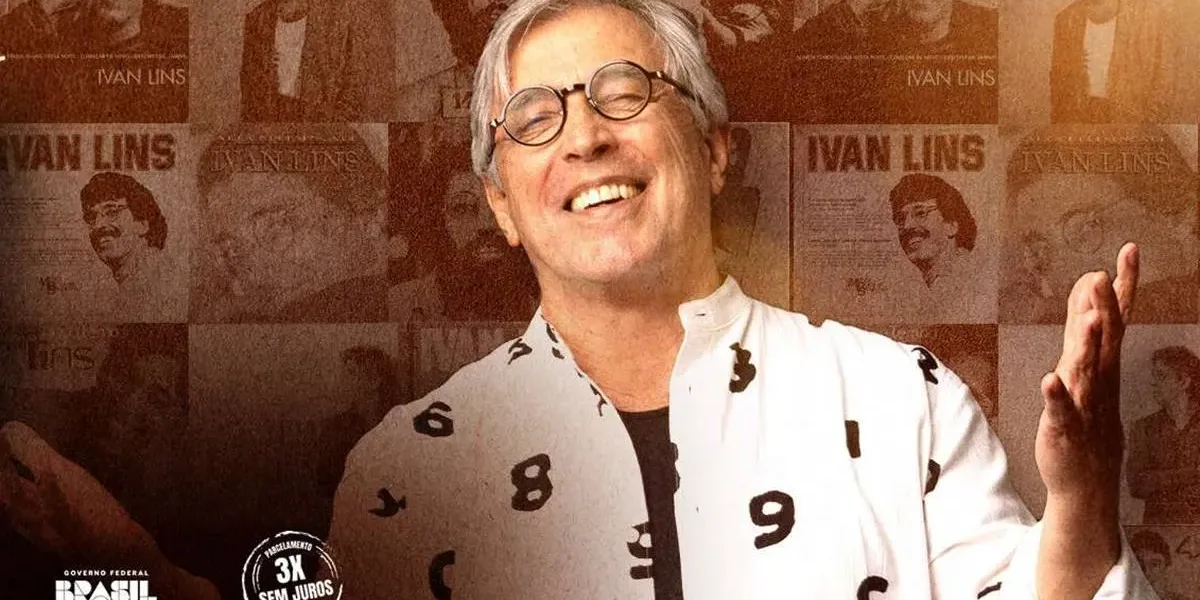 Cartaz horizontal com fotografias ao fundo da carreira de Ivans Lins, em sépia, e o cantor à frente, mãos para cima na altura do tronco, olhos fechados e um sorriso, celebrando a turnê de 80 anos.