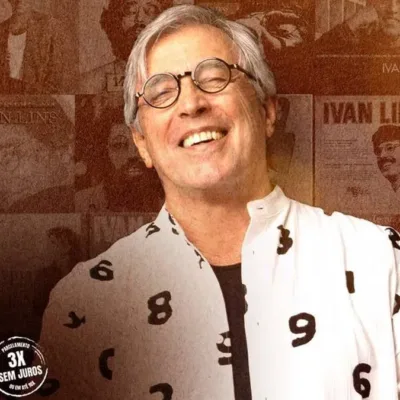 Cartaz horizontal com fotografias ao fundo da carreira de Ivans Lins, em sépia, e o cantor à frente, mãos para cima na altura do tronco, olhos fechados e um sorriso, celebrando a turnê de 80 anos.