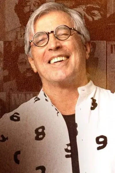 Cartaz horizontal com fotografias ao fundo da carreira de Ivans Lins, em sépia, e o cantor à frente, mãos para cima na altura do tronco, olhos fechados e um sorriso, celebrando a turnê de 80 anos.