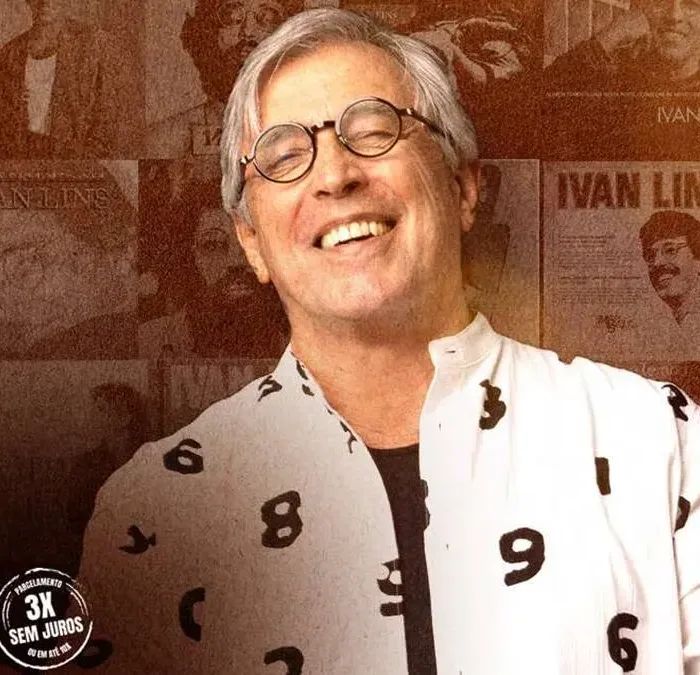 Cartaz horizontal com fotografias ao fundo da carreira de Ivans Lins, em sépia, e o cantor à frente, mãos para cima na altura do tronco, olhos fechados e um sorriso, celebrando a turnê de 80 anos.