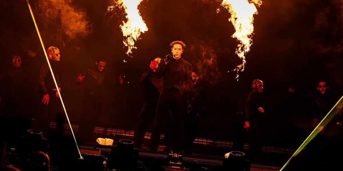 Jackson Wang em apresentação na Magic Man II World Tour, 2026. Cantor está no palco e há efeitos de pirotecnia à sua esquerda e direita.
