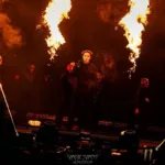 Jackson Wang em apresentação na Magic Man II World Tour, 2026. Cantor está no palco e há efeitos de pirotecnia à sua esquerda e direita.