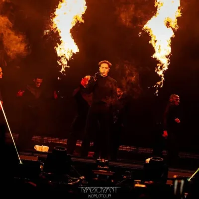 Jackson Wang em apresentação na Magic Man II World Tour, 2026. Cantor está no palco e há efeitos de pirotecnia à sua esquerda e direita.
