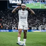 Memphis Depay com o uniforme do Corinthians, dedos levados ao ouvido, durante partida. Imagem gerada por IA.