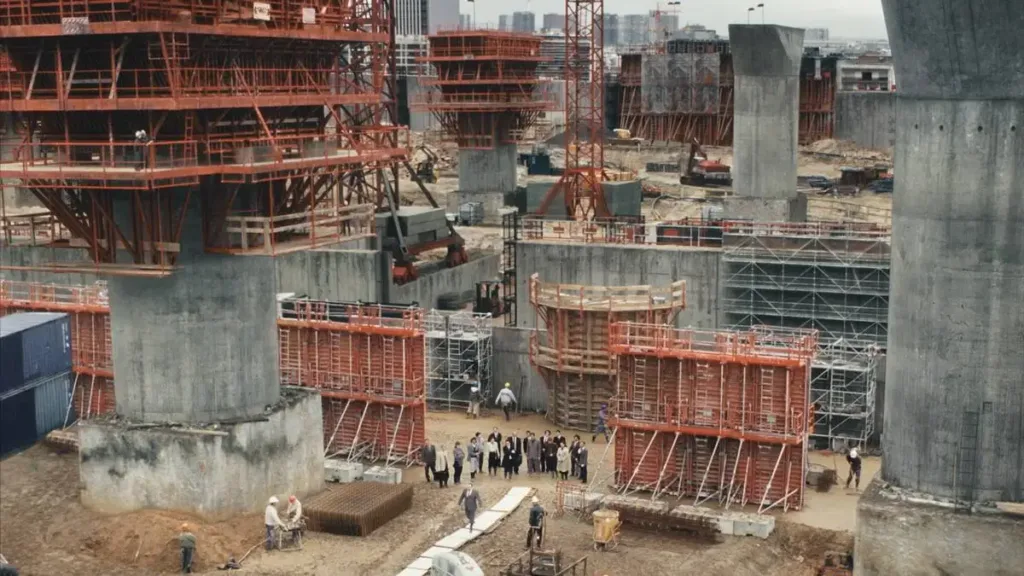 Construção no filme "O Grande Arco de Paris".