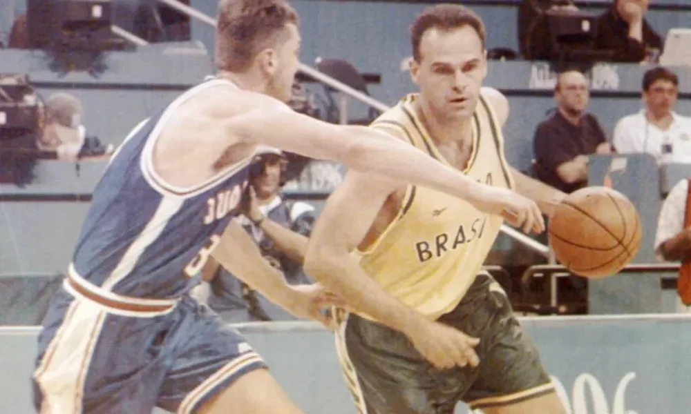 O jogador de basquete Oscar Schmidt vai em direção à cesta no jogo Brasil x Coreia do Sul na Olimpíada de Atlanta.