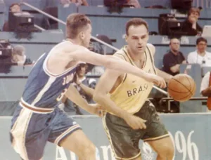O jogador de basquete Oscar Schmidt vai em direção à cesta no jogo Brasil x Coreia do Sul na Olimpíada de Atlanta.