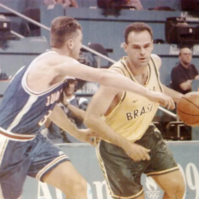 O jogador de basquete Oscar Schmidt vai em direção à cesta no jogo Brasil x Coreia do Sul na Olimpíada de Atlanta.