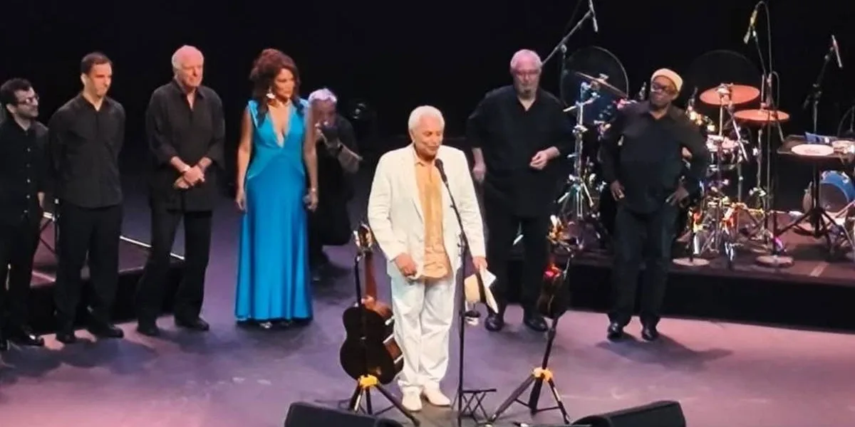 Paulinho da Viola, imagem horizontal, em palco no Qualistage 2026 ao lado de outros artistas..