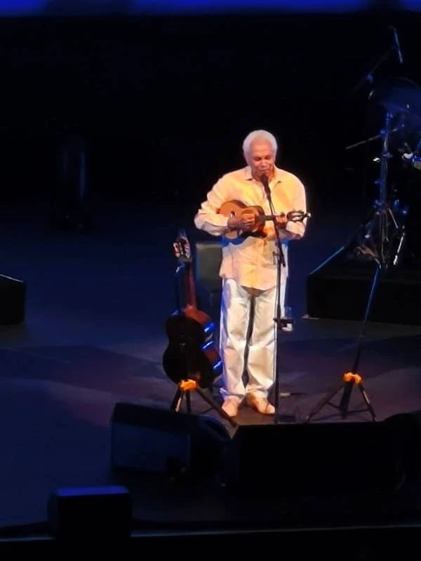 Paulinho da Viola, imagem vertical, em palco no Qualistage 2026.