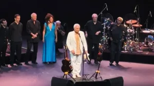 Paulinho da Viola, imagem horizontal, em palco no Qualistage 2026 ao lado de outros artistas..