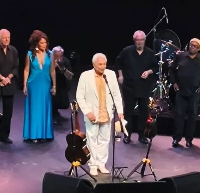 Paulinho da Viola, imagem horizontal, em palco no Qualistage 2026 ao lado de outros artistas..