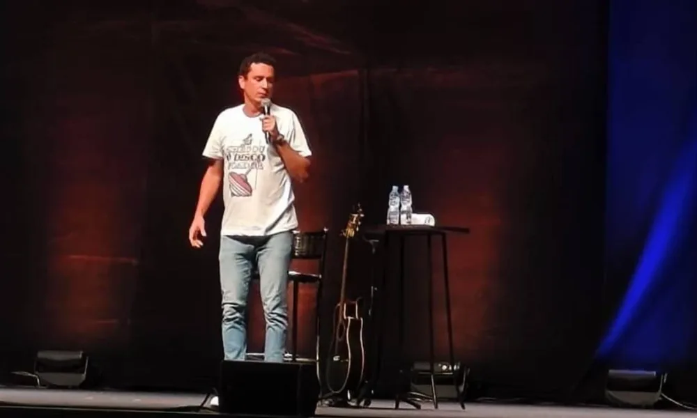 Rafael Portugal em show no Qualistage em 2026.