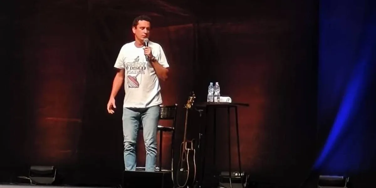 Rafael Portugal Conduz Noite de Risos no Festival Humor Contra-ataca 2026 Rafael Portugal em show no Qualistage em 2026.