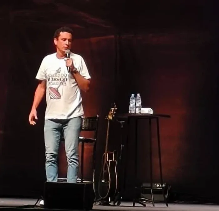 Rafael Portugal em show no Qualistage em 2026.