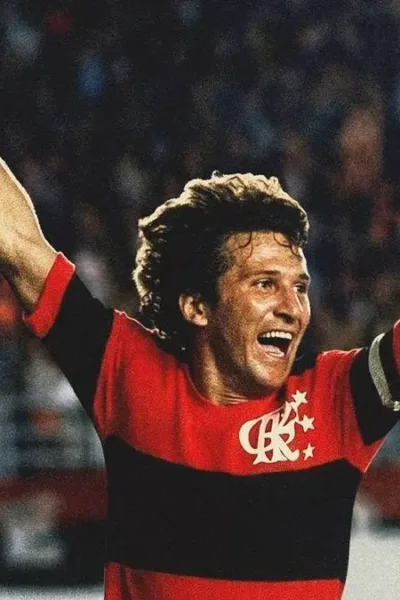 “Zico: O Samurai de Quintino” Transforma Memória em Narrativa Afetiva, Mas Oscila na Construção Estrutural Crop do pôster do filme documentário "Zico: Samurai do Quintino", da Globo Filmes. Jogador está em partida comemorando gol com braços erguidos.