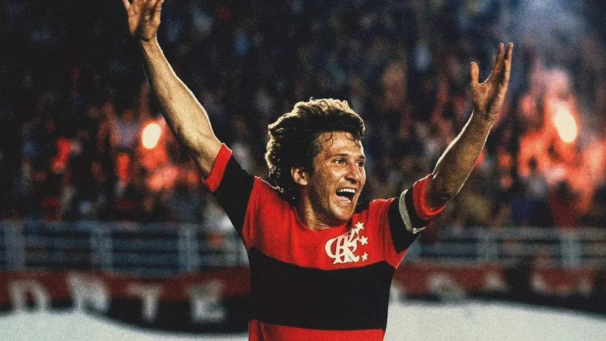 Crop do pôster do filme documentário "Zico: Samurai do Quintino", da Globo Filmes. Jogador está em partida comemorando gol com braços erguidos.