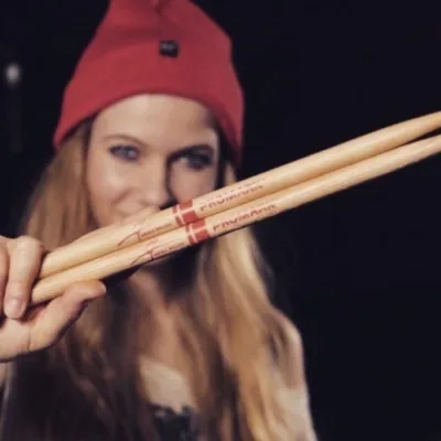 Anika Nilles nova baterista do Rush