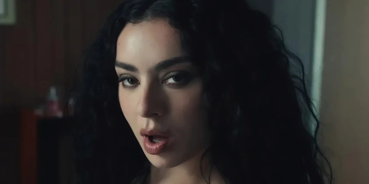 A Ascensão de Charli xcx | Como “BRAT” se tornou o Manifesto da Geração Z Álbum BRAT
