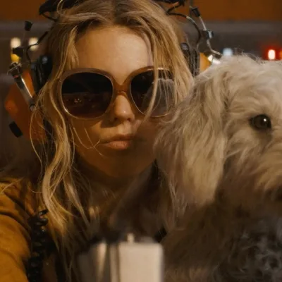 Esta imagem é do filme Supergirl: Mulher do Amanhã, que tem estreia prevista para junho de 2026. A atriz Milly Alcock interpreta Kara Zor-El, a Supergirl. Ao lado dela está o cãozinho Krypto.