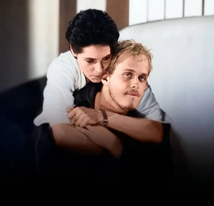 Diná abraçando Alexandre na novela "A Viagem", de 1994.