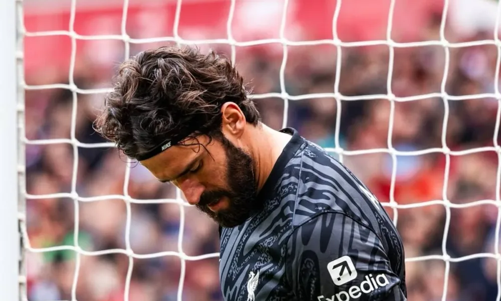Goleiro Alisson Becker durante partida em abril de 2025.