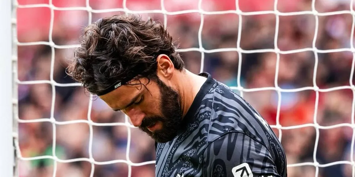 Alisson retorna aos gramados após quase dois meses e reforça candidatura à titularidade da Seleção Brasileira Goleiro Alisson Becker durante partida em abril de 2025.