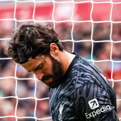 Goleiro Alisson Becker durante partida em abril de 2025.