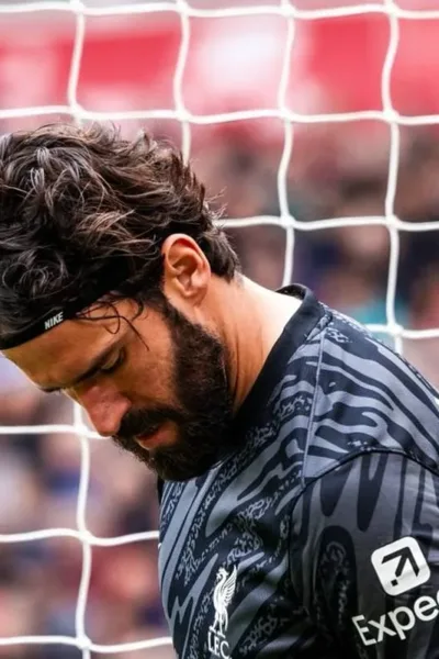 Alisson retorna aos gramados após quase dois meses e reforça candidatura à titularidade da Seleção Brasileira Goleiro Alisson Becker durante partida em abril de 2025.