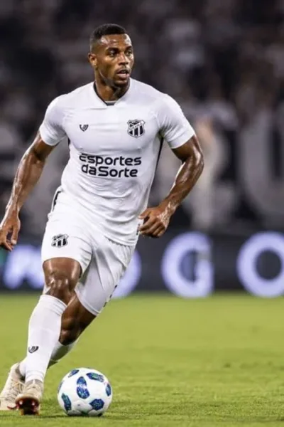 Jogador do Ceará com domínio de bola em partida. Imagem gerada por IA.