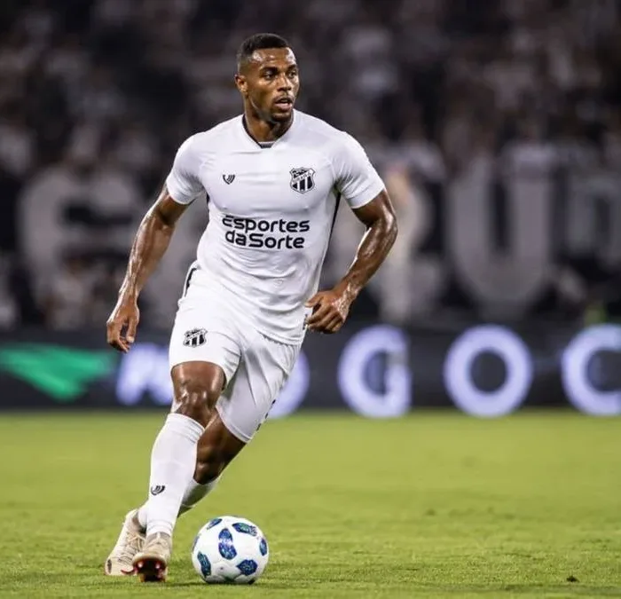 Jogador do Ceará com domínio de bola em partida. Imagem gerada por IA.