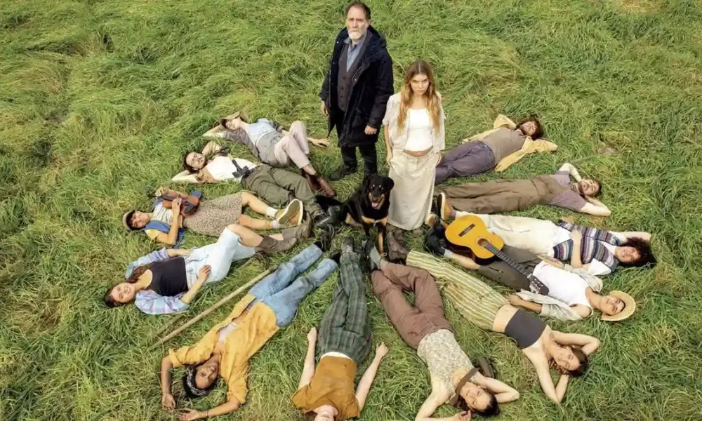 Estudantes no filme "Cinco Segundos" (2025) deitados em roda com Adriano Sereni (Valerio Mastandrea) ao centro.