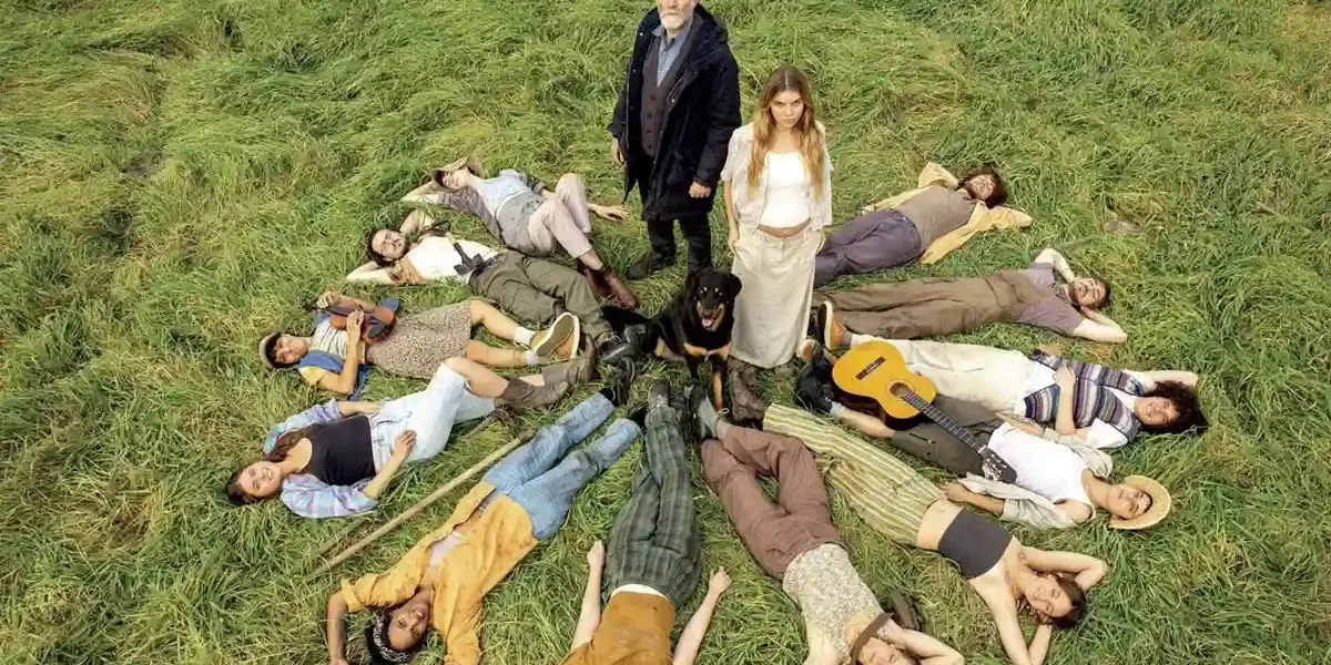 Estudantes no filme "Cinco Segundos" (2025) deitados em roda com Adriano Sereni (Valerio Mastandrea) ao centro.