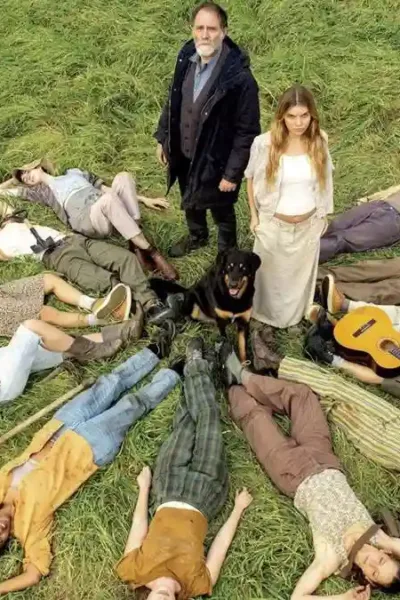 Estudantes no filme "Cinco Segundos" (2025) deitados em roda com Adriano Sereni (Valerio Mastandrea) ao centro.