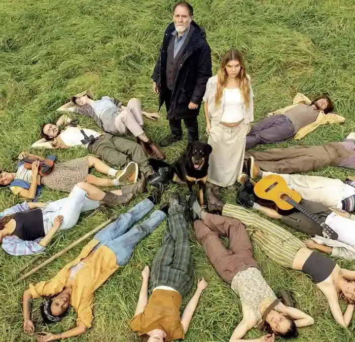 Estudantes no filme "Cinco Segundos" (2025) deitados em roda com Adriano Sereni (Valerio Mastandrea) ao centro.