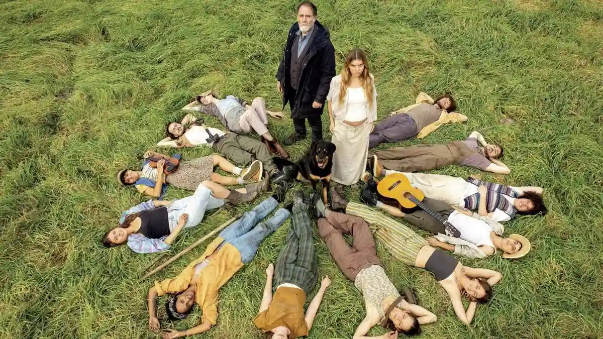 Estudantes no filme "Cinco Segundos" (2025) deitados em roda com Adriano Sereni (Valerio Mastandrea) ao centro.